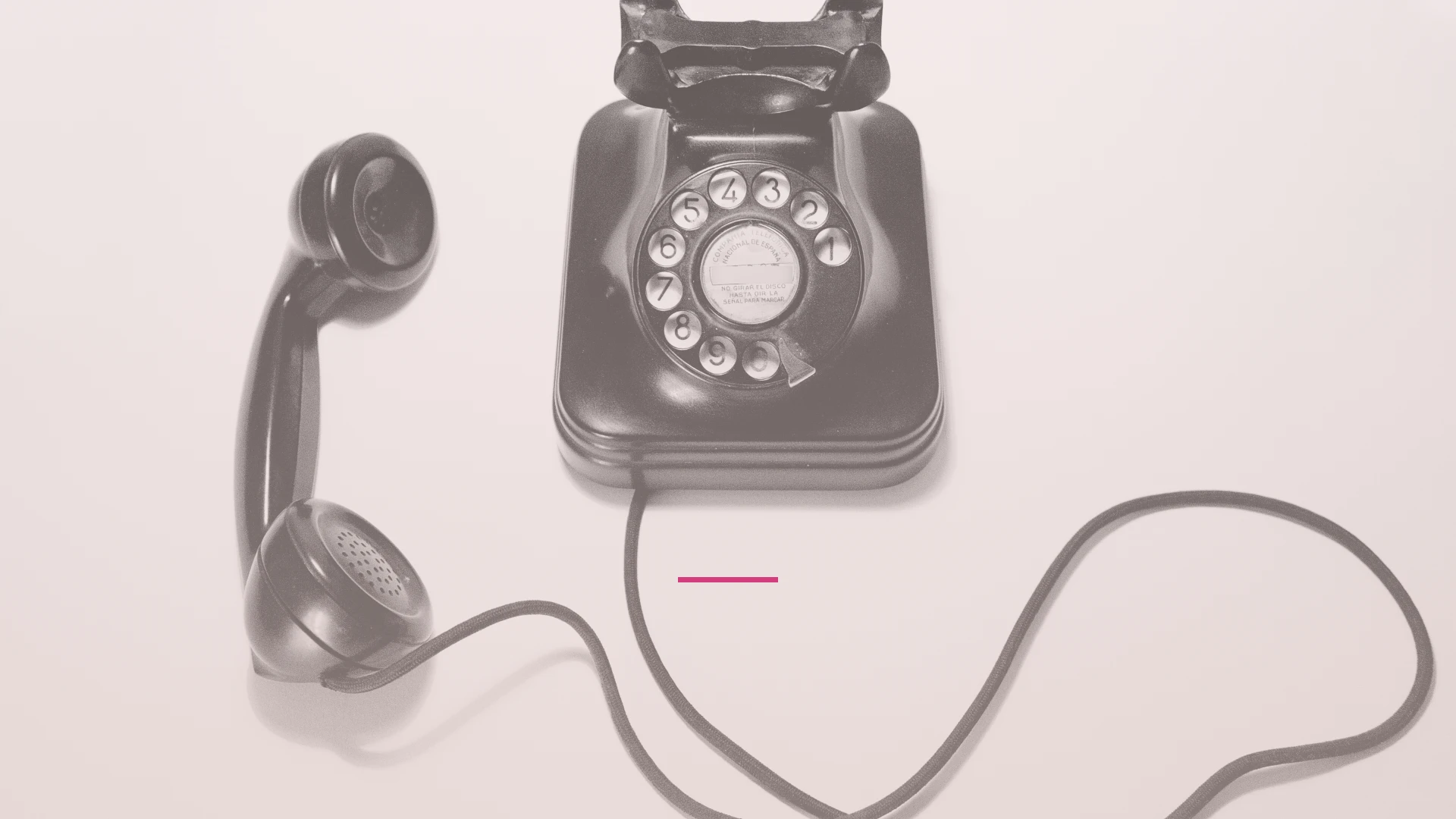 Teléfono vintage descolgado sobre fondo blanco, símbolo de comunicación interrumpida en los equipos