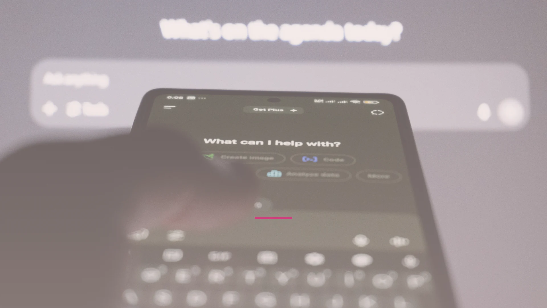 Pantalla de móvil con un asistente de IA preguntando qué puede ayudar, metáfora de cómo la comunicación clara es clave en liderazgo y equipos