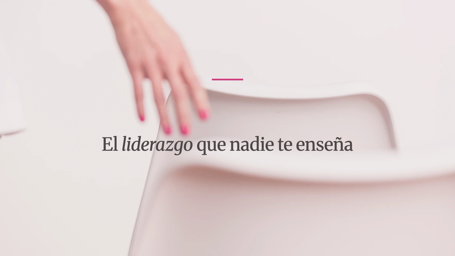 Rosa Piqueras, coach ejecutiva de equipos, apoya la mano en una silla durante una sesión de liderazgo y desarrollo de equipos