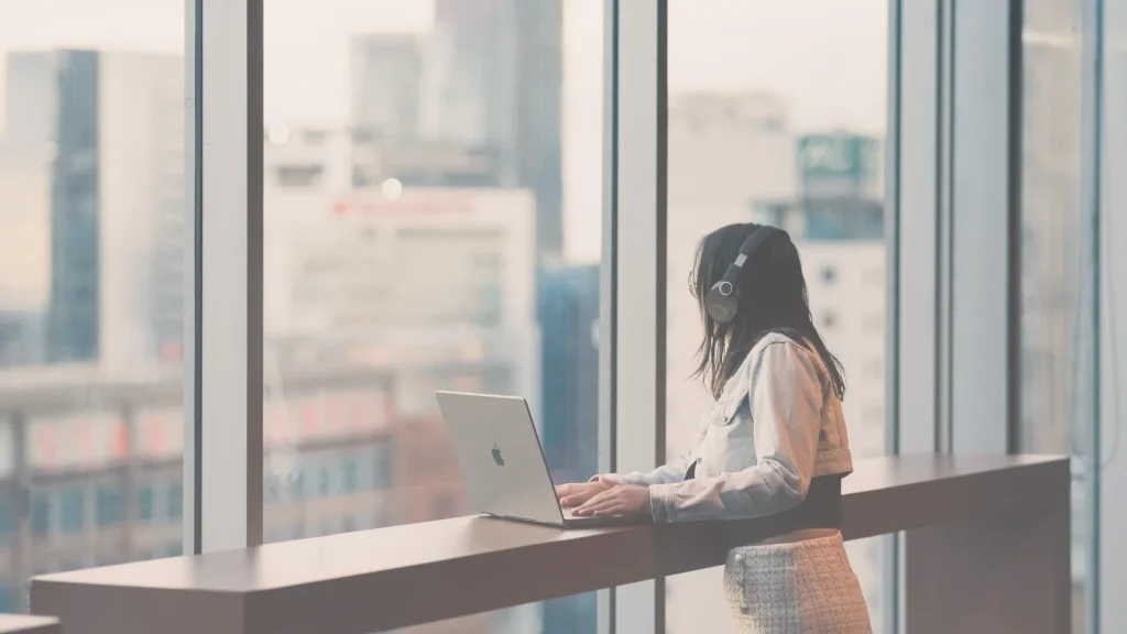 Líder trabajando en solitario frente a una gran ventana — la responsabilidad de liderar que nadie explica