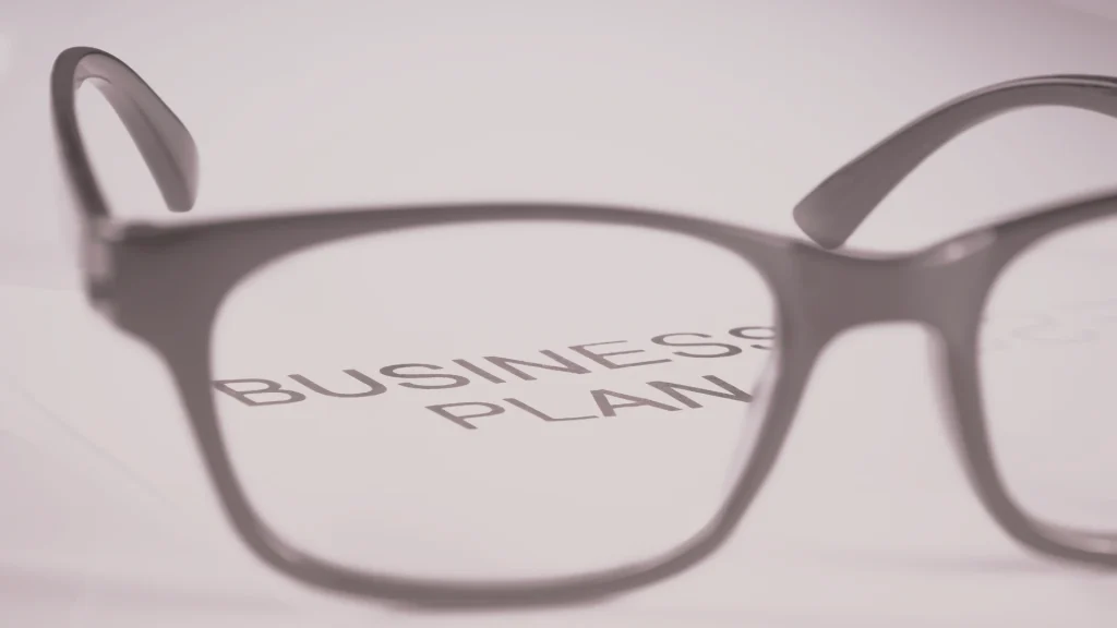 Gafas sobre un plan de negocio — cuando la estrategia existe pero el sistema no está activado