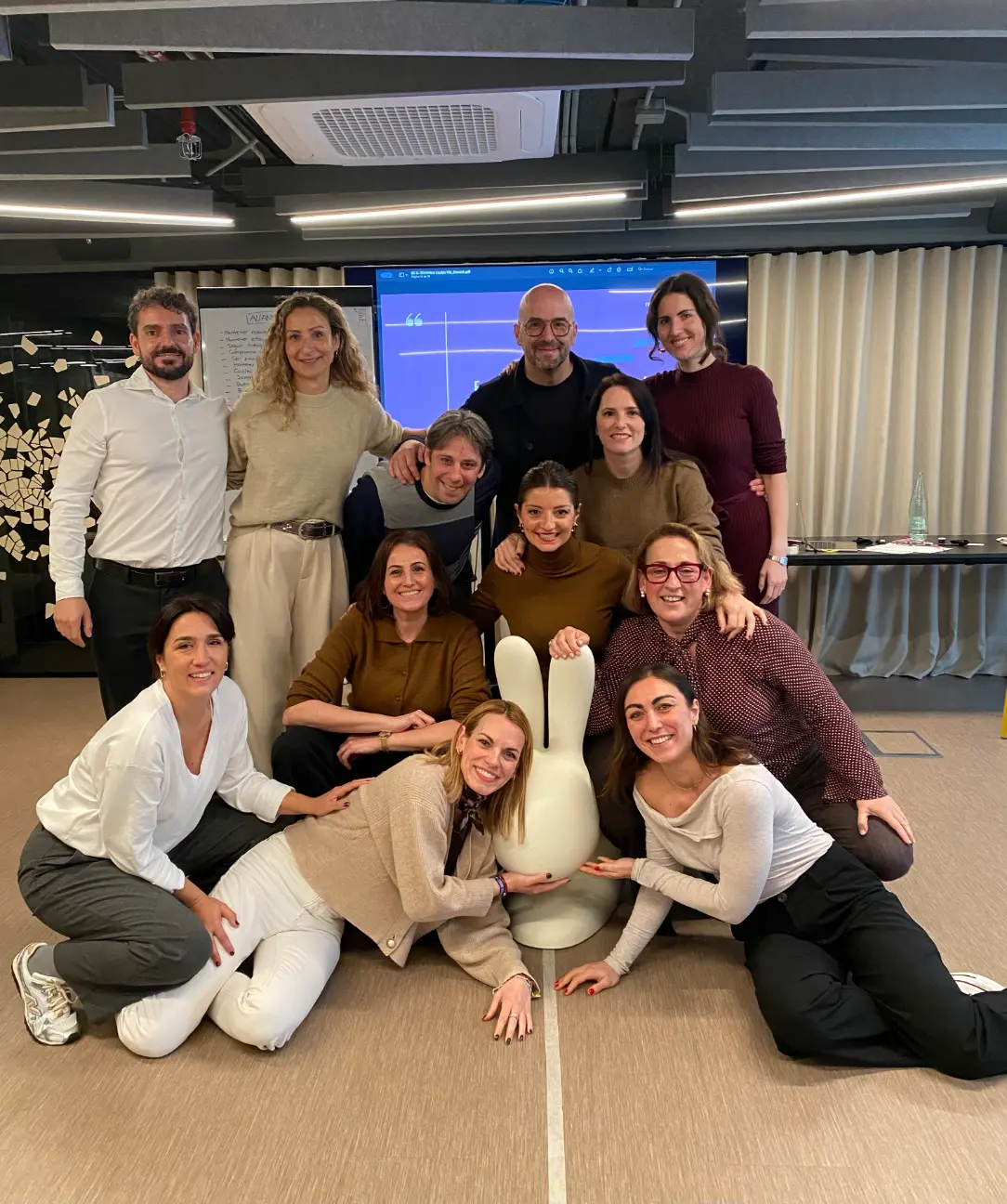 Equipo de trabajo durante una sesión de coaching sistémico de equipos con Rosa Piqueras