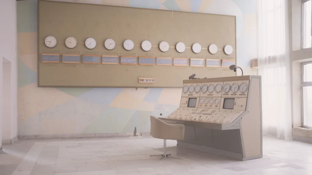 Antiguo panel de control con relojes de distintas zonas horarias, metáfora de sistemas obsoletos ante la nueva realidad empresarial
