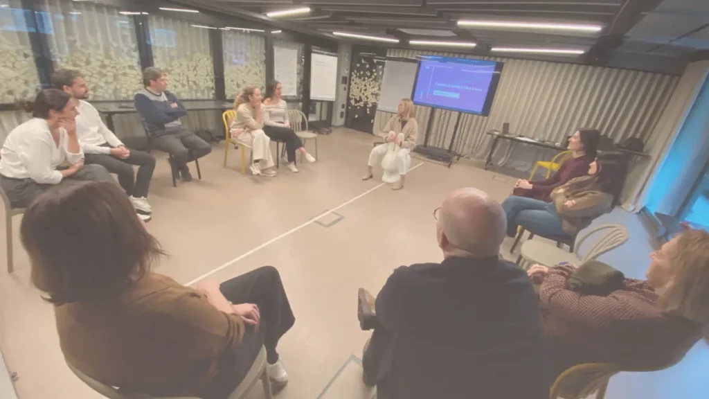 Miembros de un equipo en una dinámica de grupo durante un proceso de coaching sistémico de equipos facilitado por Rosa Piqueras