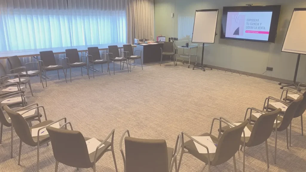 Sala prepara para empezar una sesión de coaching sistémico de equipos facilitada por Rosa Piqueras