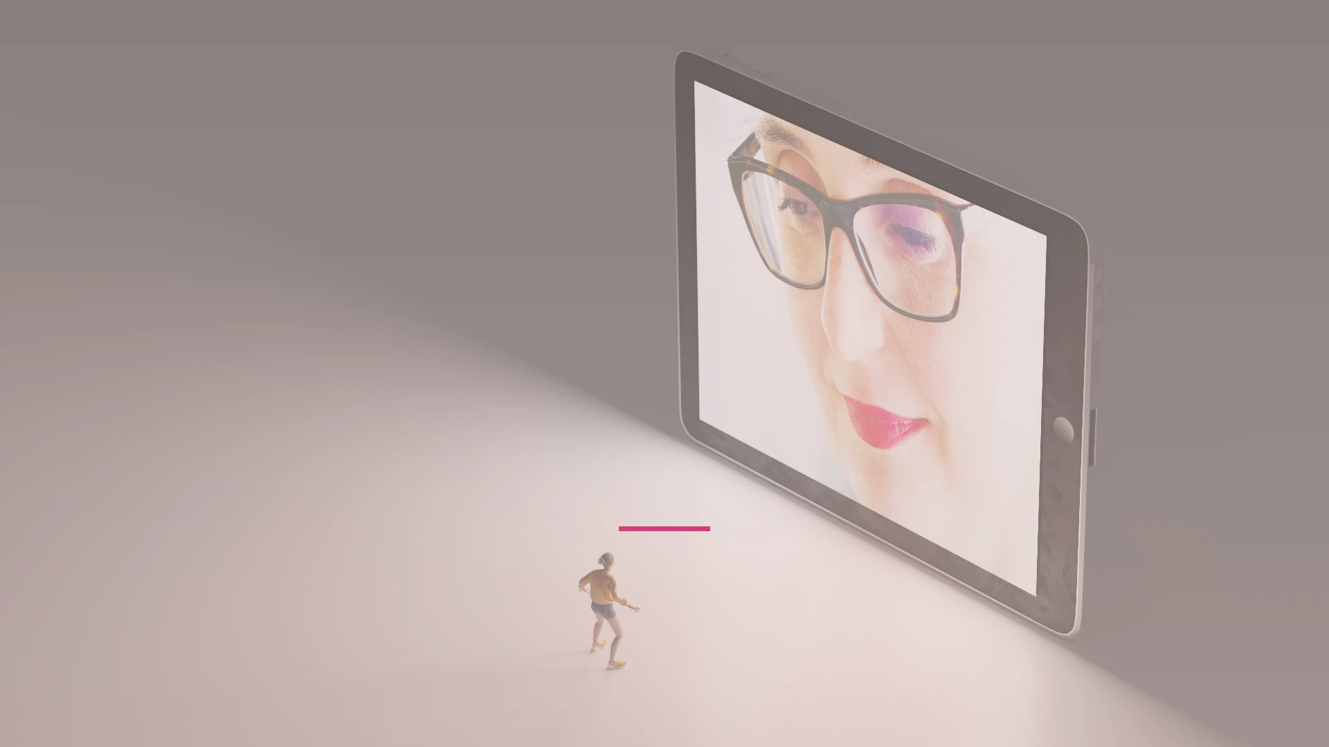 Pantalla gigante con un rostro retocado frente a una persona real y diminuta, metáfora de la diferencia entre la imagen que proyecta una empresa y las personas reales