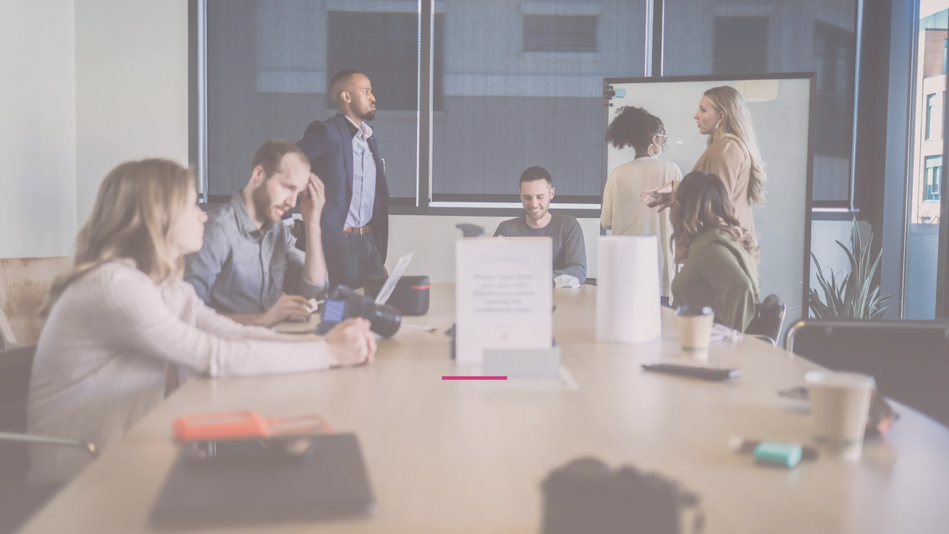 Reunión de equipo con varias conversaciones separadas y sin conexión entre ellas, reflejo de un conflicto de equipo sin gestionar